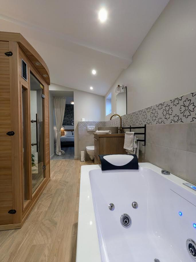 Le Boheme, Sauna & Spa Riorges Bagian luar foto