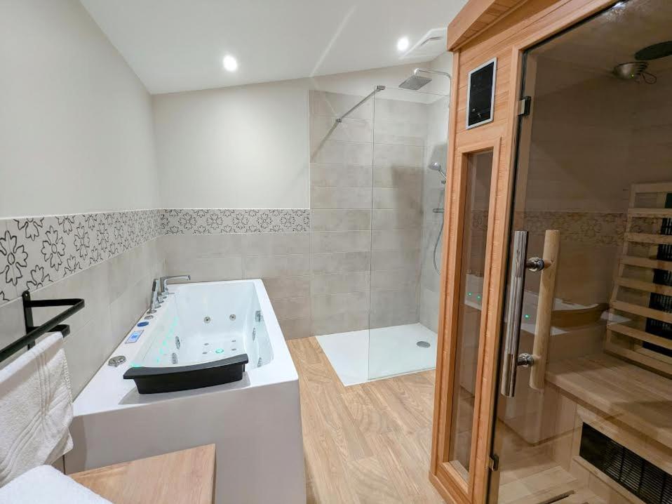Le Boheme, Sauna & Spa Riorges Bagian luar foto