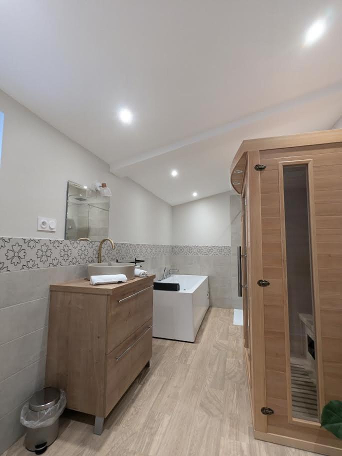 Le Boheme, Sauna & Spa Riorges Bagian luar foto